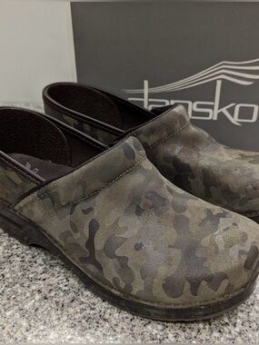 Dansko Professional Suede Camo Stapled Clog Size 40